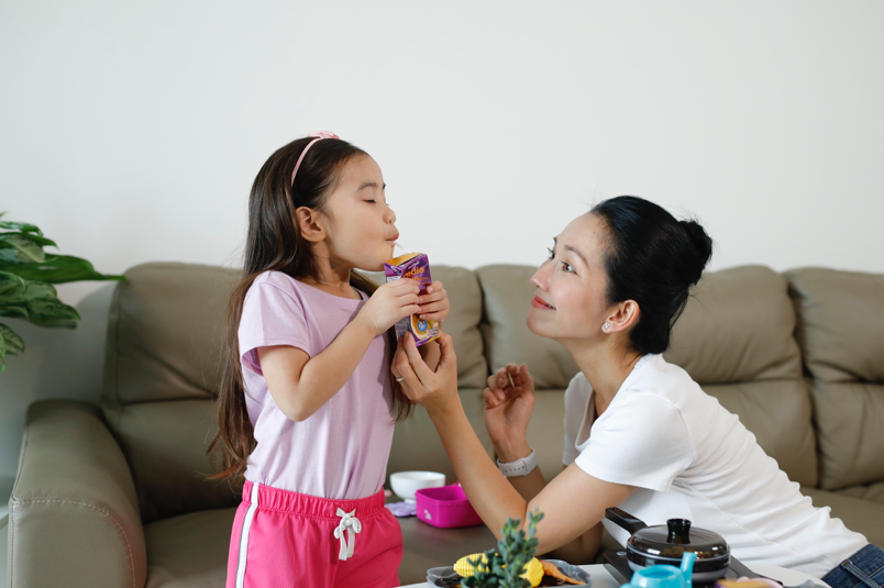 Yvona đã hết biếng ăn, tự giác ăn mà không cần dỗ dành.