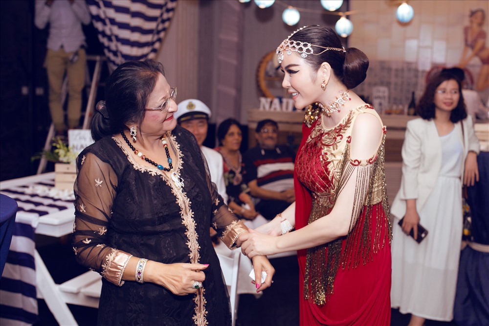 Tại bữa tiệc, Lý Nhã Kỳ nhận được lời mời từ các nhà sản xuất phim tại thị trường Bollywood.