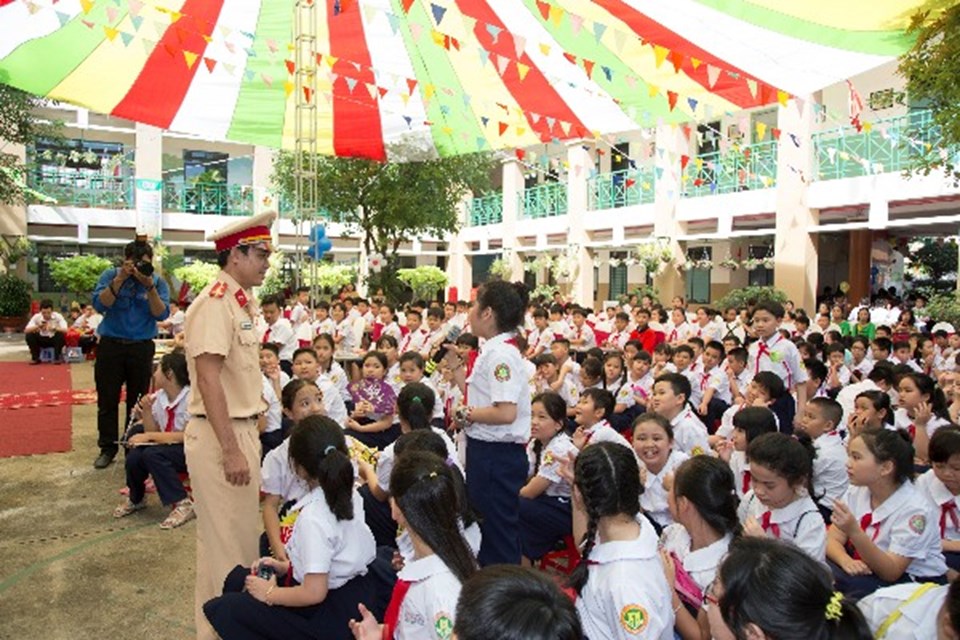 Các em thiếu nhi, trong đó có nhiều em nước ngoài được cán bộ CSGT hướng dẫn. Ảnh: PC08 cung cấp Các em thiếu nhi, trong đó có nhiều em nước ngoài được cán bộ CSGT hướng dẫn. Ảnh: PC08 cung cấp