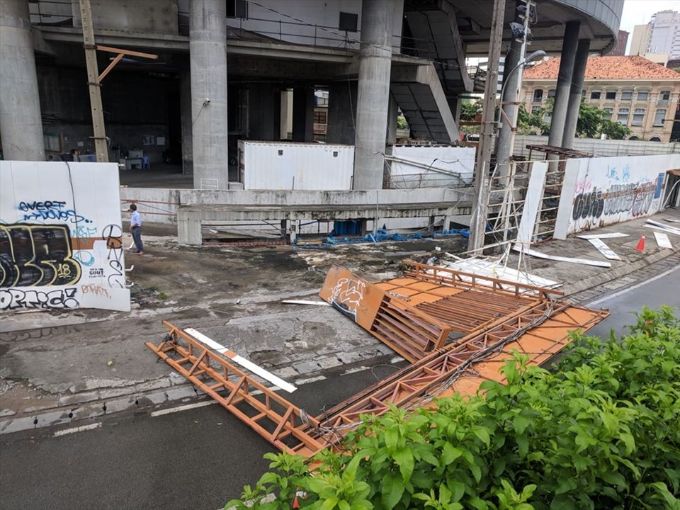Mưa to, gió lốc làm sập cổng công trường đè bẹp xe máy người đi đường. Ảnh: PV Mưa to, gió lốc làm sập cổng công trường đè bẹp xe máy người đi đường. Ảnh: PV