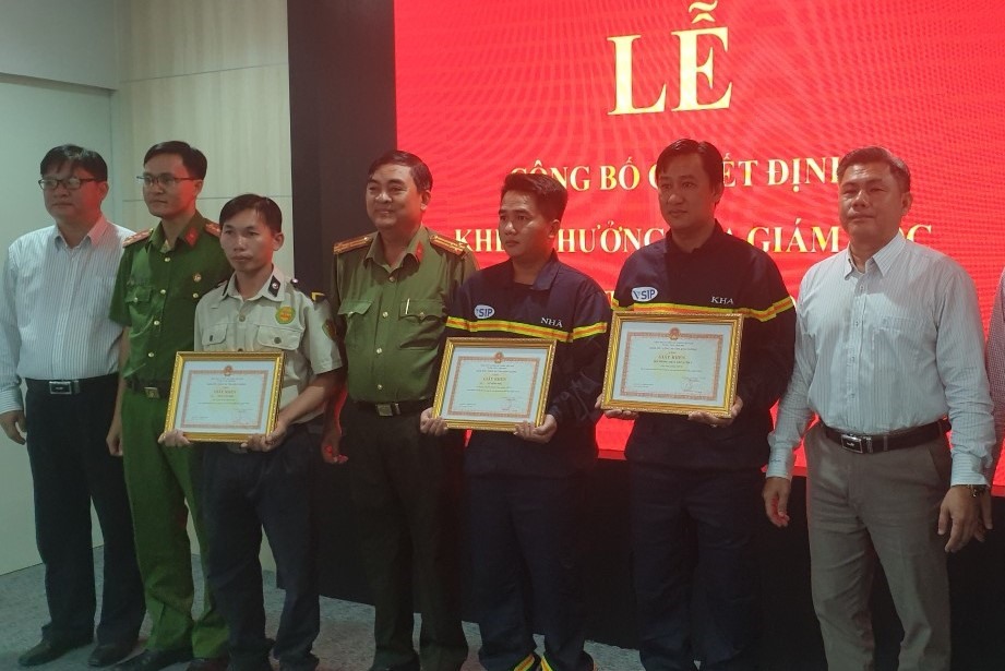 Công an tỉnh đã khen thưởng tập thể Đội PCCC KCN Vsip II và 2 cá nhân đã kịp thời cứu được 2 cha anh Tùng.