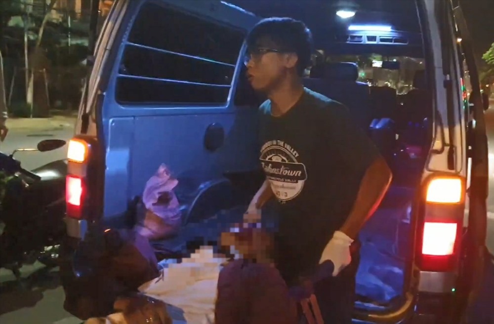 Ban ngày đi làm, đêm về nếu có tai nạn cần hỗ trợ Lê Anh Tuấn đến chở nạn nhân đến bệnh viện cấp cứu.
