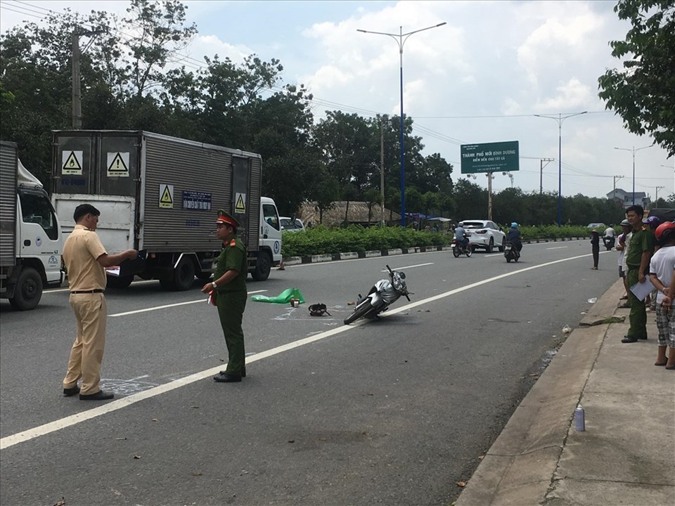 Công an khám nghiệm điều tra nguyên nhân vụ tai nạn. Công an khám nghiệm điều tra nguyên nhân vụ tai nạn.