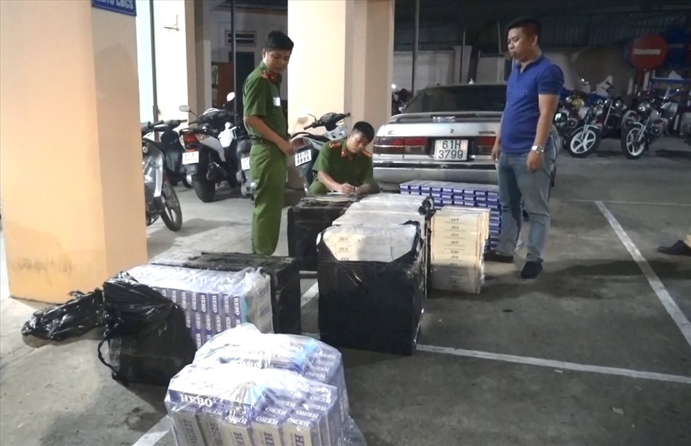 Thuốc lá lậu trên chiếc xe chạy tốc độ cao, vượt đèn đỏ bị côn an Bình Dương bắt giữ.