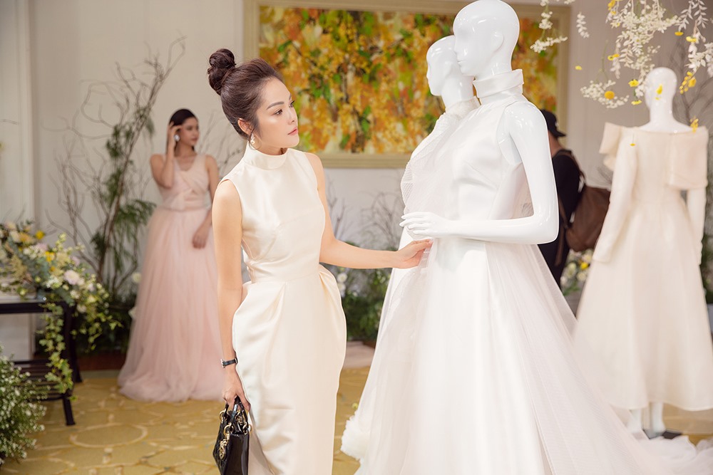 Theo chia sẻ của Dương Cẩm Lynh, cô khá bận rộn với công việc. Nhưng vì rất yêu thích những trang phục của NTK Phương My nên cô đã thu xếp để đến dự sự kiện này.