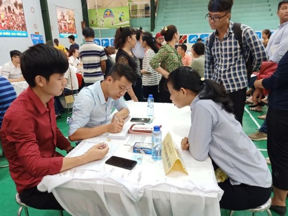 Người lao động trực tiếp ứng tuyển tại từng bàn doanh nghiệp. Ảnh: Thủy Trúc Người lao động trực tiếp ứng tuyển tại từng bàn doanh nghiệp. Ảnh: Thủy Trúc