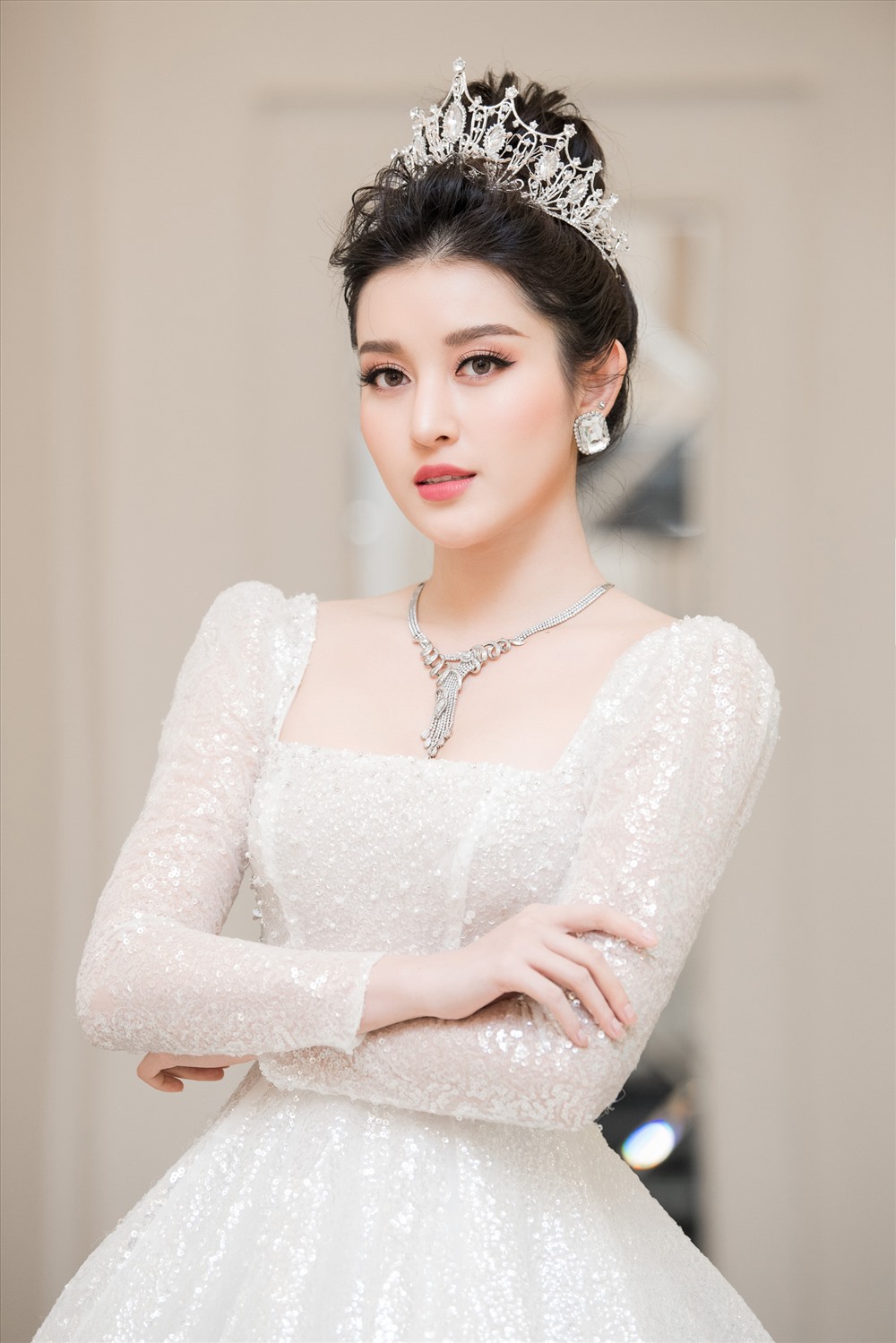 Á hậu Huyền My lộng lẫy trong bộ đầm áo cưới kiêu sa, đầu đội vương miện. Ảnh: NVCC.