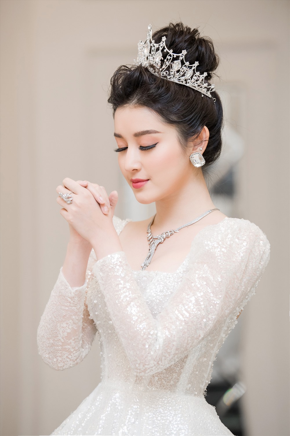 Tuy nhiên, cô nhanh chóng lên tiếng giải thích rằng, đó chỉ là mong ước trong tương lai. Hiện tại, công việc vẫn là ưu tiên số 1 của Huyền My.