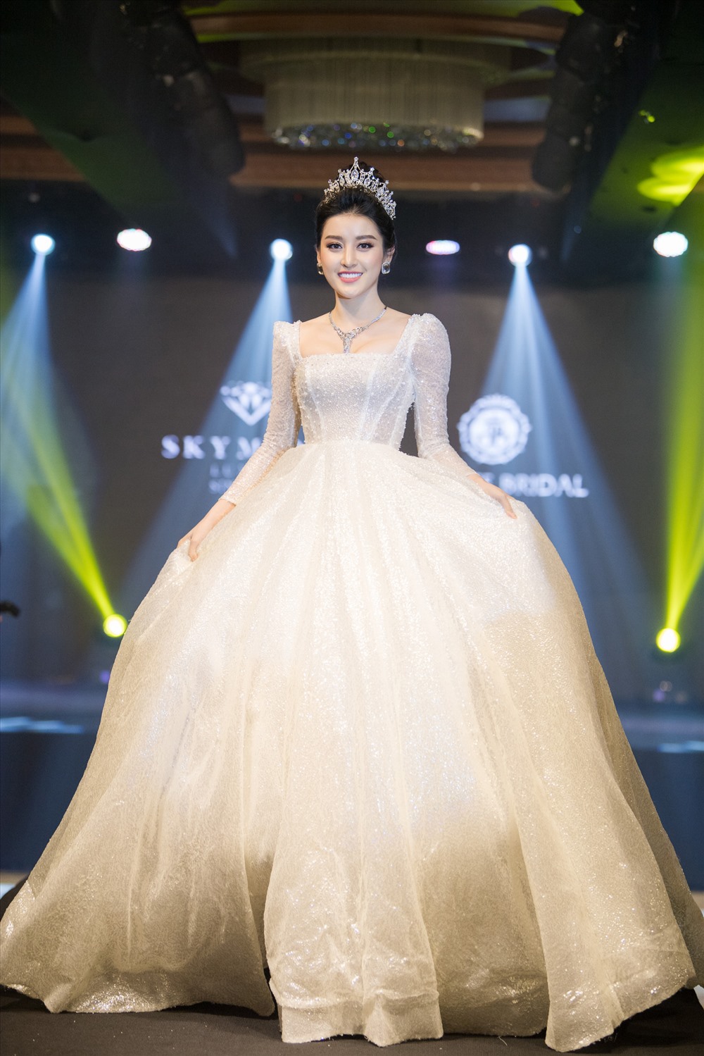 Á hậu tự tin sải bước trên sàn catwalk.