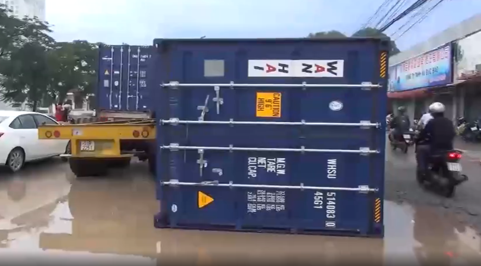 Theo các tài xế, thùng container rơi xuống đường, một phần do tài xế không chịu gài khóa gù cố định giữa rơmooc và thùng container.