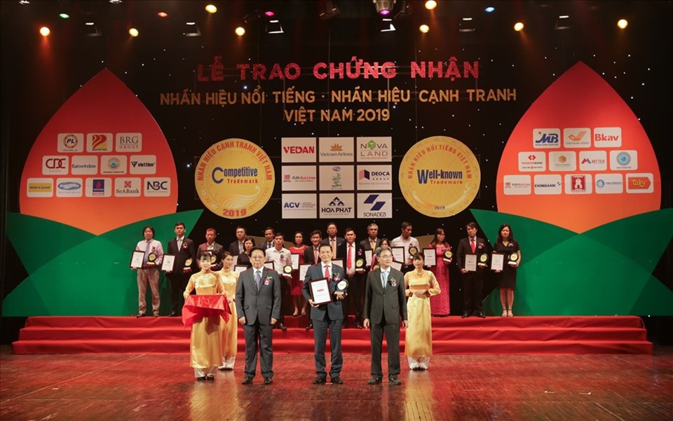 Ông Lê Văn Vinh – Phó Tổng Giám đốc Phát triển Kinh doanh, Dai-ichi Life Việt Nam, nhận danh hiệu “Top 20 Nhãn hiệu nổi tiếng Việt Nam 2019” vào ngày 24/08/2019. Ông Lê Văn Vinh – Phó Tổng Giám đốc Phát triển Kinh doanh, Dai-ichi Life Việt Nam, nhận danh hiệu “Top 20 Nhãn hiệu nổi tiếng Việt Nam 2019” vào ngày 24/08/2019.