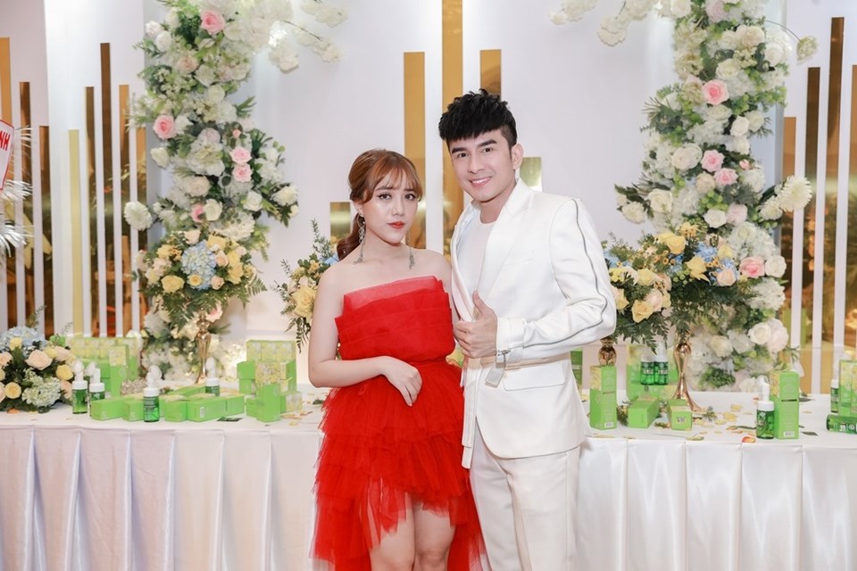 Phùng Khánh Linh và đàn anh Đan Trường. Phùng Khánh Linh và đàn anh Đan Trường.