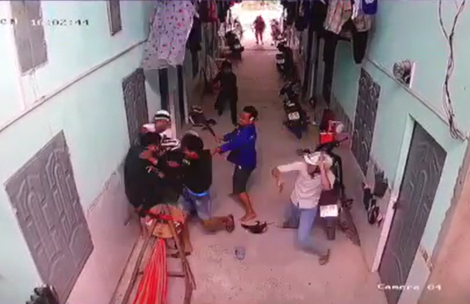 Nam thanh niên bị nhóm người mang hung khí tấn công ở nhà trọ. Nam thanh niên bị nhóm người mang hung khí tấn công ở nhà trọ.