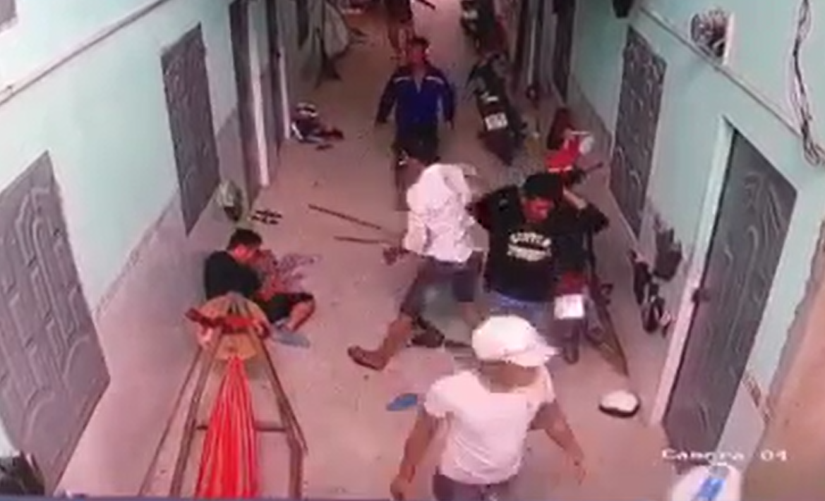 Thấy nạn nhân gục xuống nhóm đối tượng mới bỏ đi.
