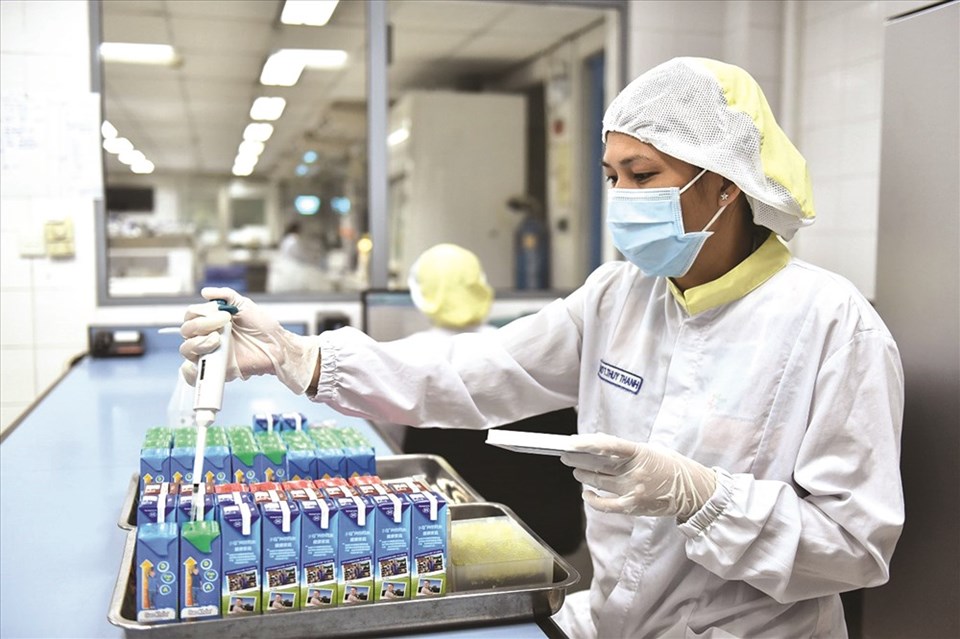 Cô Gái Hà Lan nỗ lực nghiên cứu những sản phẩm dinh dưỡng cân bằng phù hợp nhu cầu trẻ em Việt Nam. Cô Gái Hà Lan nỗ lực nghiên cứu những sản phẩm dinh dưỡng cân bằng phù hợp nhu cầu trẻ em Việt Nam.