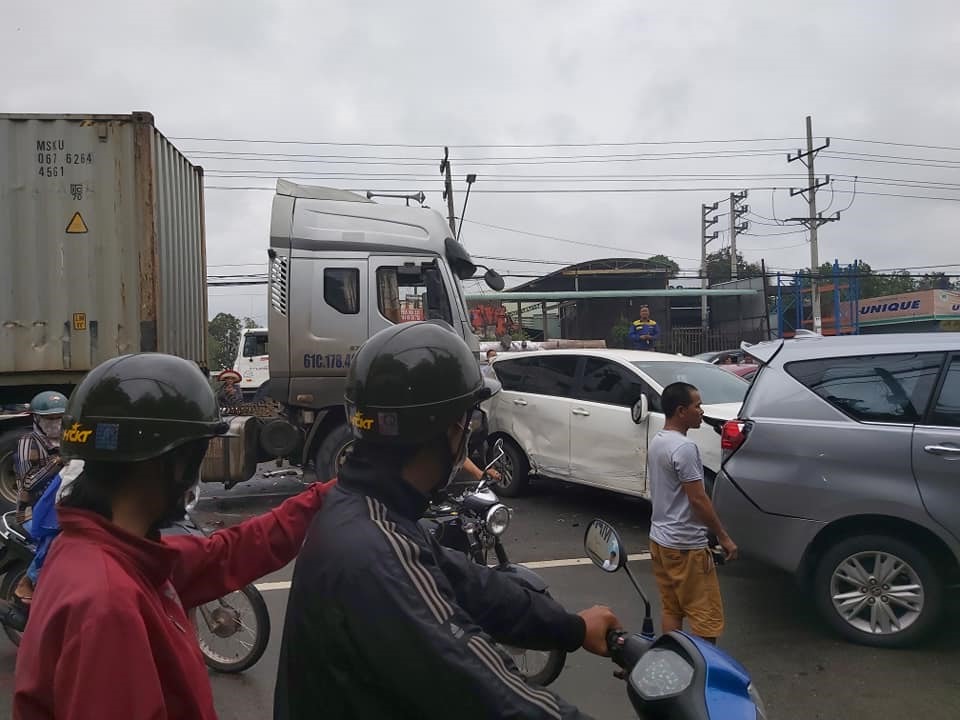 Xe container lùa 5 ô tô trên quốc lộ 13.