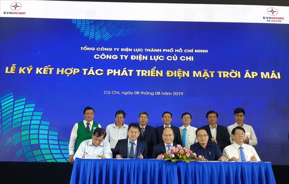 Ký kết hợp tác phát triển điện mặt trời áp mái ở các doanh nghiệp trong các khu công nghiệp trên địa bàn huyện Củ Chi. Ảnh Nam Dương Ký kết hợp tác phát triển điện mặt trời áp mái ở các doanh nghiệp trong các khu công nghiệp trên địa bàn huyện Củ Chi. Ảnh Nam Dương
