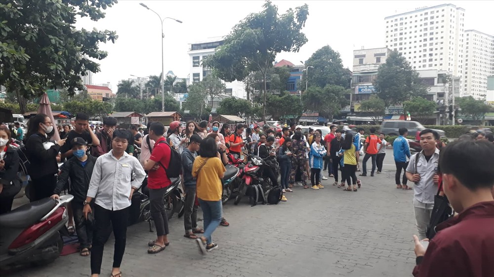 Sinh viên tập trung đông trước cổng trường, lực lượng chức năng liên tục nhắc nhở.