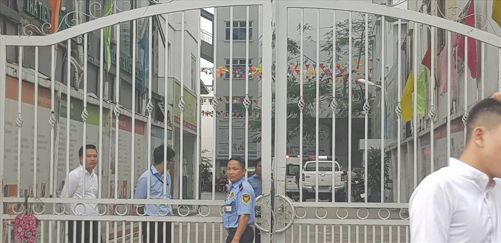 Cơ quan chức năng phục vụ điều tra tại hiện trường. Ảnh: PV