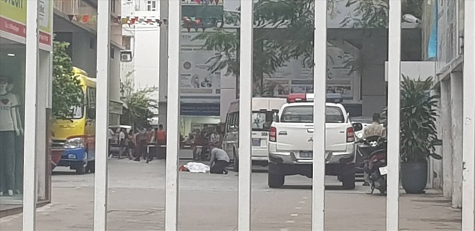 Hiện tại lực lượng chức năng đang khám nghiệm hiện trường. Ảnh: P.V Hiện tại lực lượng chức năng đang khám nghiệm hiện trường. Ảnh: P.V