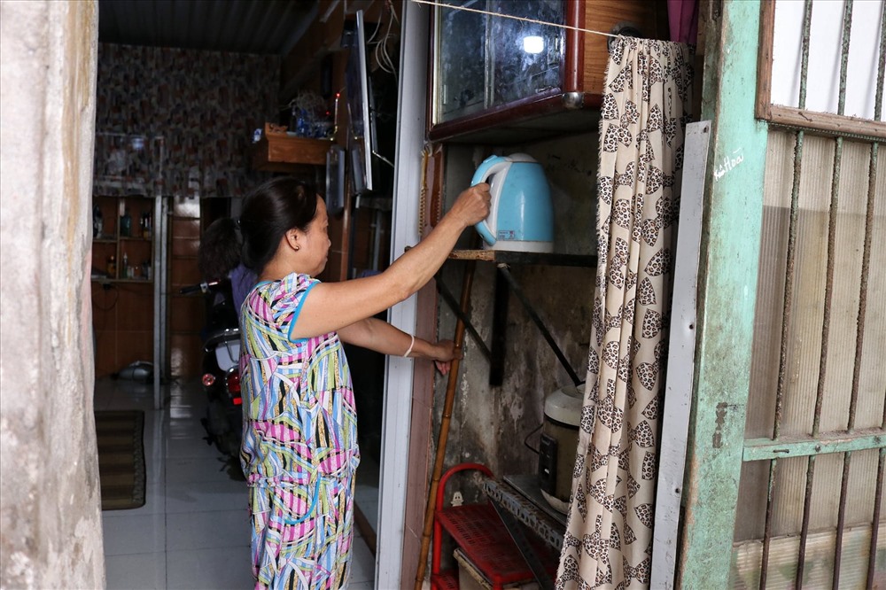 Bà Lý sinh hoạt trong căn nhà của mình.