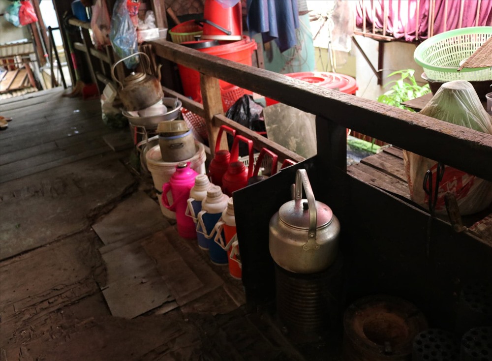 Căn bếp đơn sơ, những hộ dân ở đây chủ yếu đun nấu bằng than tổ ong.