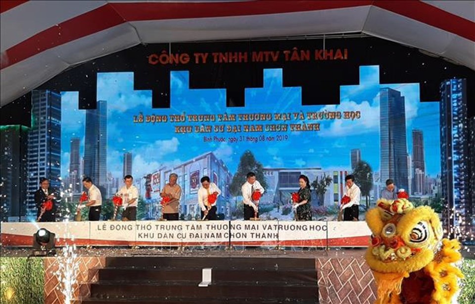 Công ty TNHH MTV Tân Khai động thổ xây dựng trung tâm thương mại và trường học ngày 31.8 vừa qua. Ảnh: Đ.A Công ty TNHH MTV Tân Khai động thổ xây dựng trung tâm thương mại và trường học ngày 31.8 vừa qua. Ảnh: Đ.A
