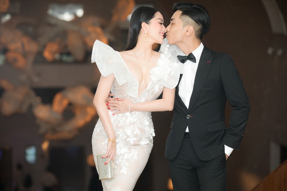 Khánh Thi không ngại thể hiện tình cảm bên ông xã trẻ tuổi. Ảnh: NVCC.
