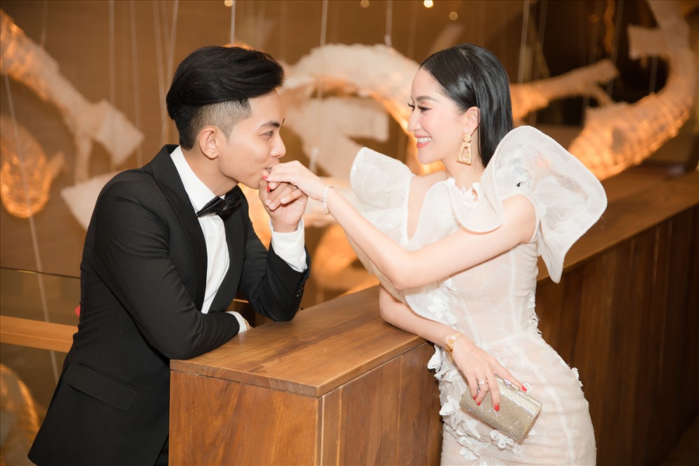 Trải qua nhiều sóng gió, cặp đôi hài lòng với những gì mình đang có.