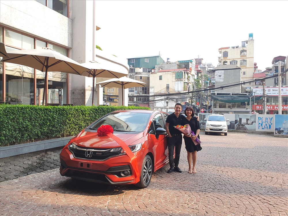 Chị Nguyễn Thuận bất ngờ khi được sếp hào phóng “thưởng lớn” là chiếc ôtô trị giá gần 1 tỉ đồng. Ảnh: NVCC.