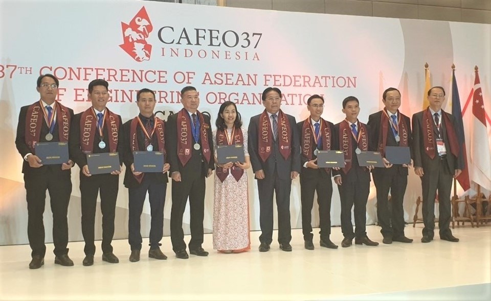 Các kỹ sư Việt Nam nhận Chứng chỉ Kỹ sư chuyên nghiệp ASEAN tại CAFEO 37. Các kỹ sư Việt Nam nhận Chứng chỉ Kỹ sư chuyên nghiệp ASEAN tại CAFEO 37.