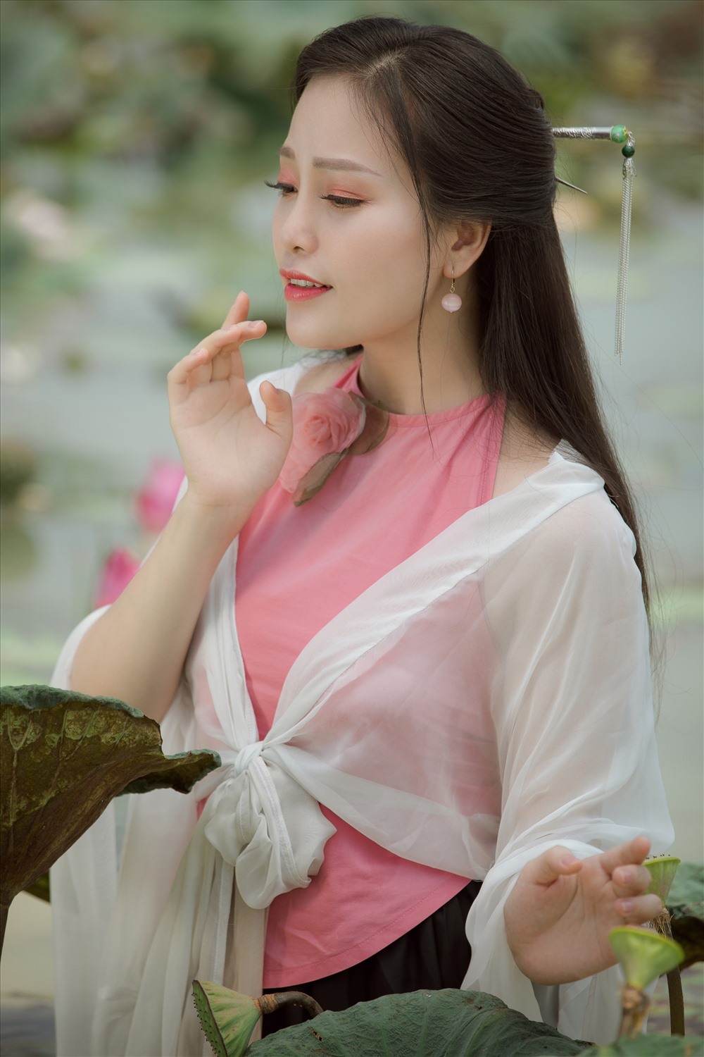 Sao Mai Huyền Trang thực hiện 2 MV khá chỉn chu và mang nhiều âm huyết. Ảnh: NVCC.