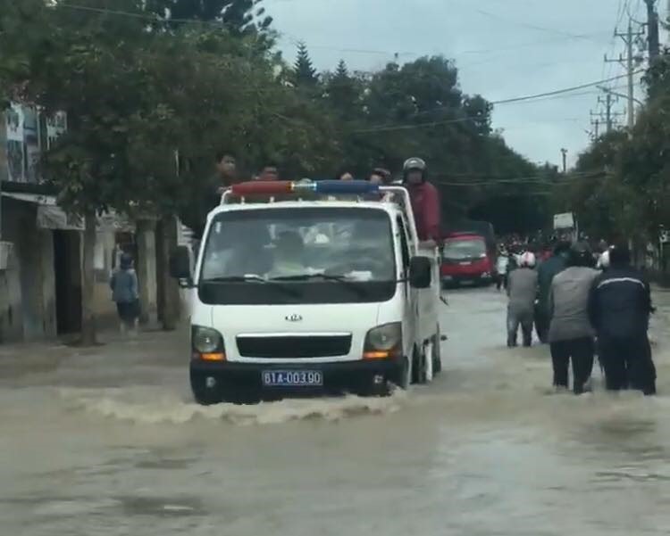 Nhiều đoạn nước ngập sâu nửa mét khiến xe chết máy.