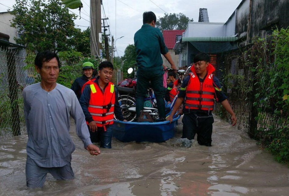 Lực lượng chức năng di dời dân và tài sản ra khỏi vùng ngập sâu. Lực lượng chức năng di dời dân và tài sản ra khỏi vùng ngập sâu.