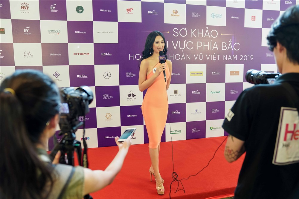 Người đẹp tự tin khi giới thiệu bản thân mình trước công chúng và ban giám khảo.