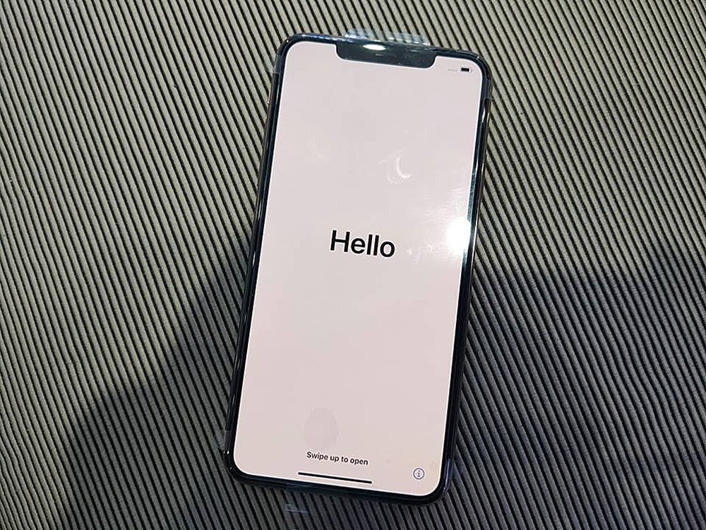 Mặt trước, iPhone 11 Pro Max vẫn giữ nguyên thiết kế “tai thỏ” (ảnh: P.Q).
