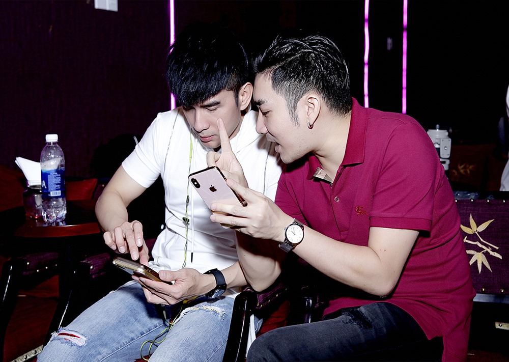 Cả hai thân thiết trao đổi kịch bản show diễn và tập luyện hăng say.