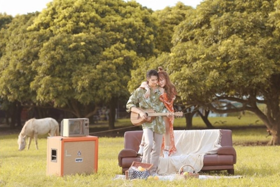 Đinh Hương sánh đôi cùng mỹ nam Thái Lan trong MV mới Đinh Hương sánh đôi cùng mỹ nam Thái Lan trong MV mới