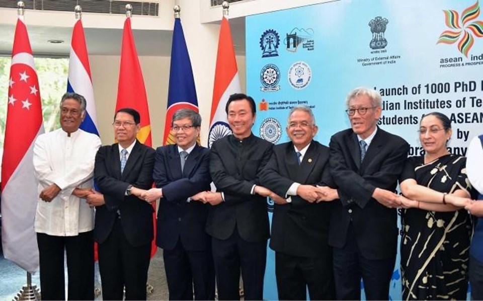 Ông Phạm Sanh Châu (Đại sứ Việt Nam tại Ấn Độ) - giữa, ảnh- cùng các đại sứ ASEAN tại lễ ra mắt Chương trình học bổng tiến sĩ của Chính phủ Ấn Độ dành cho sinh viên ASEAN. Ảnh: Sơn Mỹ Ông Phạm Sanh Châu (Đại sứ Việt Nam tại Ấn Độ) - giữa, ảnh- cùng các đại sứ ASEAN tại lễ ra mắt Chương trình học bổng tiến sĩ của Chính phủ Ấn Độ dành cho sinh viên ASEAN. Ảnh: Sơn Mỹ