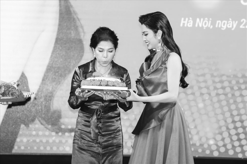 Giới thiệu MV “Trăng... ” cũng là món quà đặc biệt mà nữ MC muốn dành tặng mẹ nhân dịp sinh nhật.