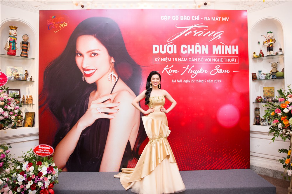 Người đẹp khéo léo khoe đường cong trong những bộ đầm dạ hội của các nhà thiết kế Linh Nguyễn, Tina Nguyễn và Mivaly.