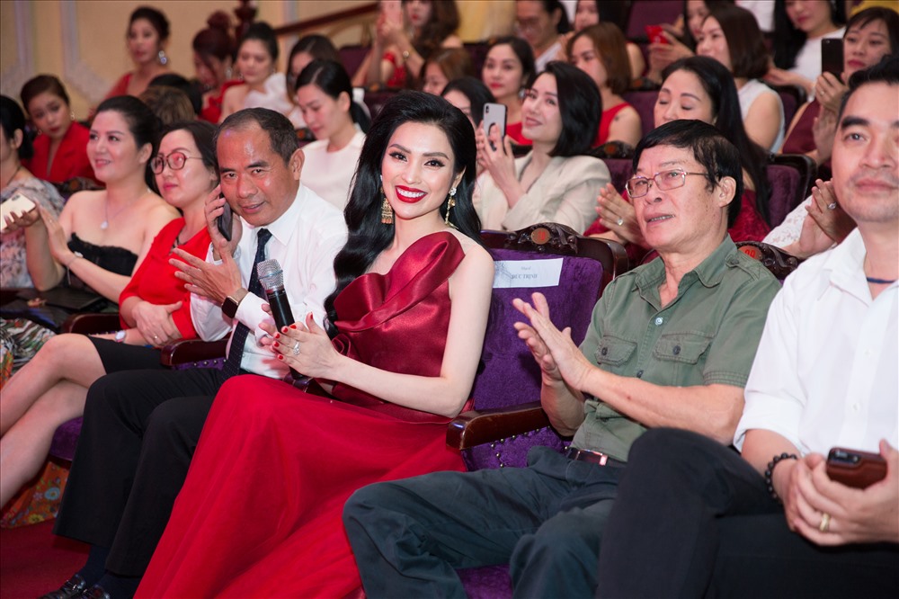 Mặc dù tốt nghiệp xuất sắc khoa Thanh nhạc, người đẹp được biết đến nhiều hơn với vai trò là MC tài năng.