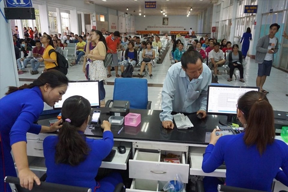 Hành khách mua vé tàu ở ga Sài Gòn. Ảnh: M.Q Hành khách mua vé tàu ở ga Sài Gòn. Ảnh: M.Q