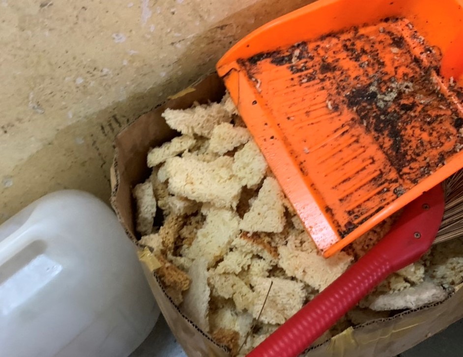 Nhiều cơm cháy còn để chỗ cáu bẩn.