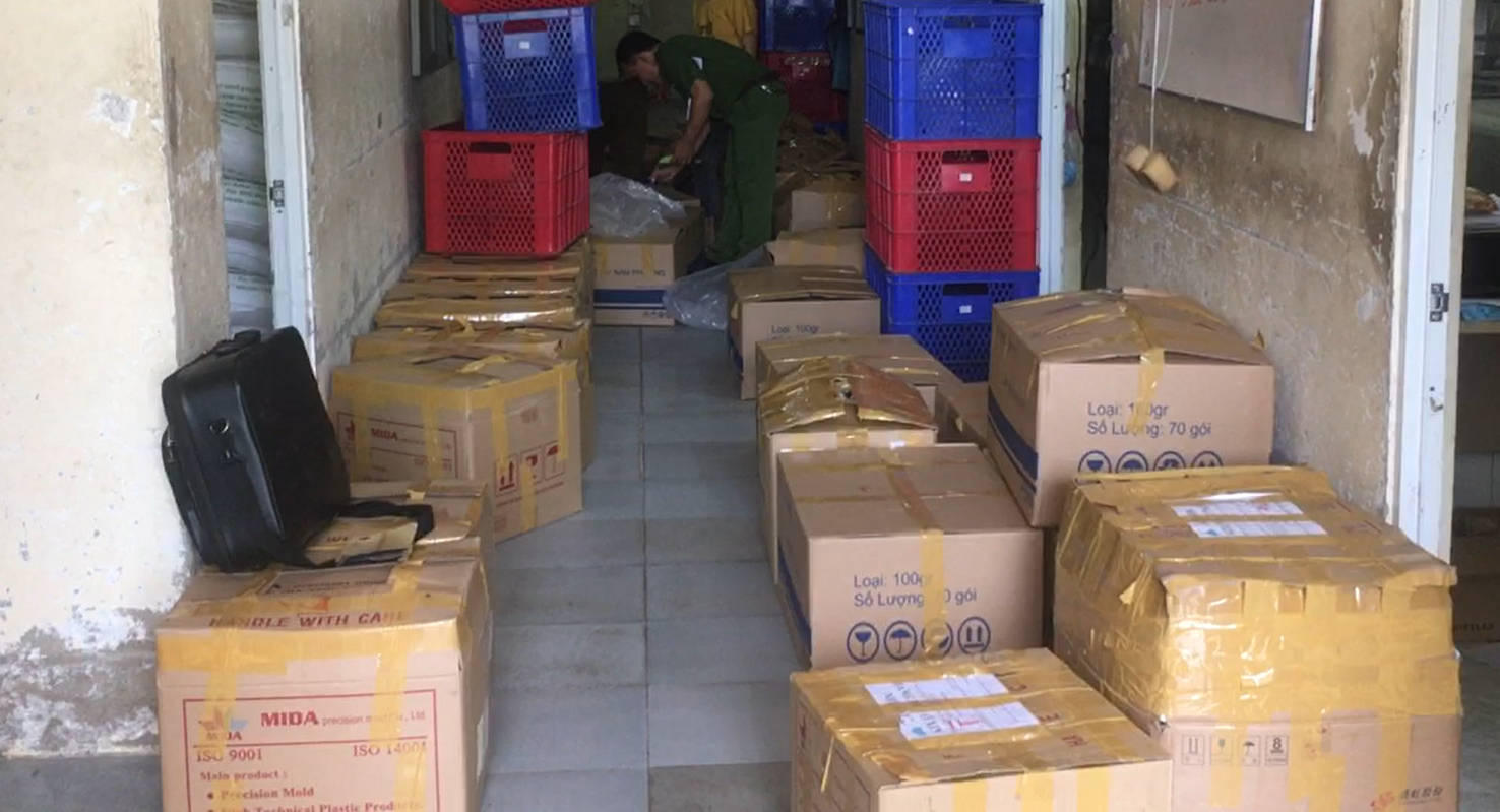Lực lượng chức năng đã lập biên bản tịch thu toàn bộ số hàng hóa không đảm bảo này.