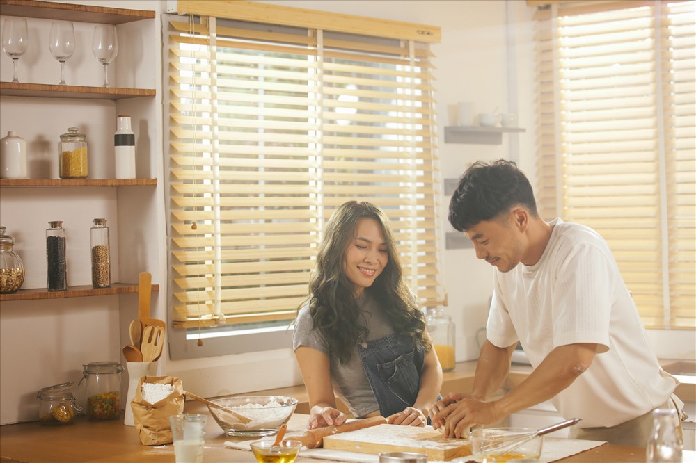 Đây cũng là lần đầu tiên Mỹ Tâm mời nhà thiết kế Thanh Long đảm nhận vai nam chính trong MV.