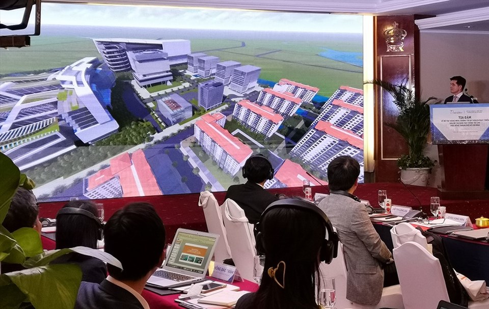 Trình bày về ý tưởng mô hình Khu đô thị sáng tạo tương tác cao phía Đông được đề xuất ban đầu trên diện tích 80ha (ảnh:PK). Trình bày về ý tưởng mô hình Khu đô thị sáng tạo tương tác cao phía Đông được đề xuất ban đầu trên diện tích 80ha (ảnh:PK).