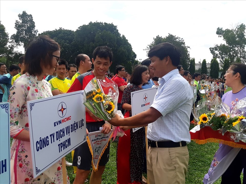 Ông Lê Văn Minh, Chủ tịch CĐ EVNHCMC tặng hoa cho các cầu thủ trước giờ thi đấu. Ảnh Nam Dương Ông Lê Văn Minh, Chủ tịch CĐ EVNHCMC tặng hoa cho các cầu thủ trước giờ thi đấu. Ảnh Nam Dương