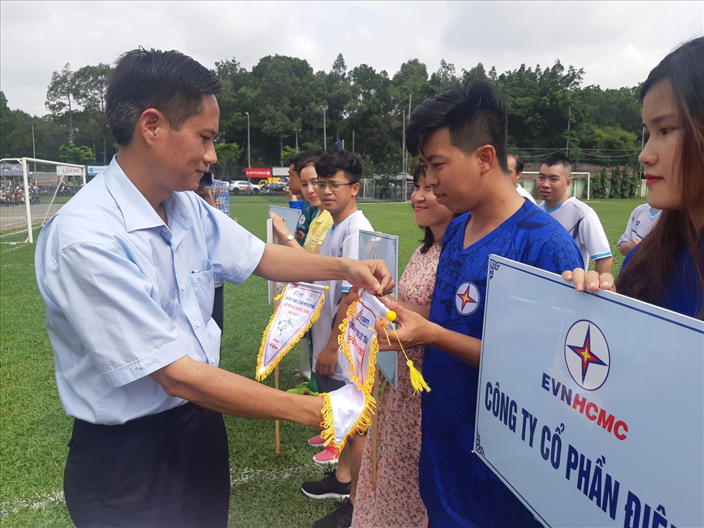 Ông Bành Đức Hoài, Phó Tổng Giám đốc EVNHCMC tặng cở lưu niệm cho các đội thi đấu. Ảnh Nam Dương