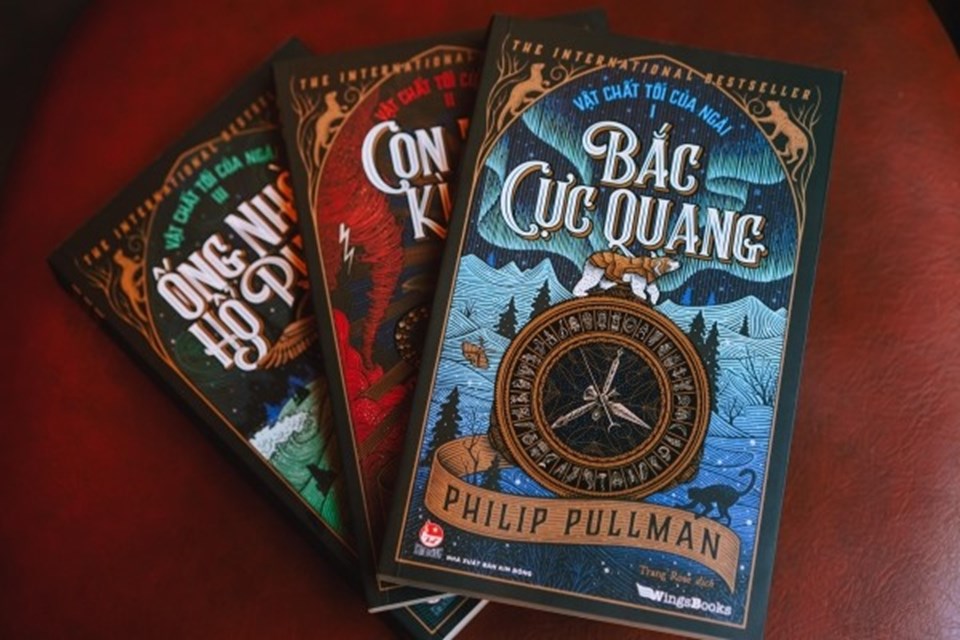 Nhân vật chính là Lyra Belacqua, cô bé đang sống cuộc đời nửa hoang dã giữa các học giả của Học viện Jordan, Oxford mà không biết rõ về thân phận thật của mình. Nhân vật chính là Lyra Belacqua, cô bé đang sống cuộc đời nửa hoang dã giữa các học giả của Học viện Jordan, Oxford mà không biết rõ về thân phận thật của mình.